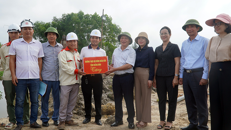 1.	Đồng chí Phó Bí thư Thường trực Tỉnh ủy, Chủ tịch HĐND tỉnh Trần Hải Châu tặng quà cho cán bộ, công nhân thi công công trình tại địa bàn huyện Quảng Trạch