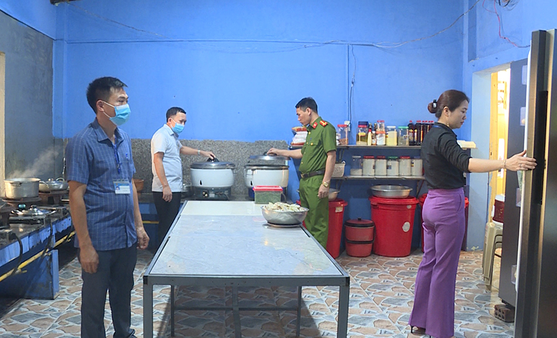 Đoàn liên ngành kiểm tra VSATTP các nhà hàng trên địa bàn thị trấn Phong Nha.