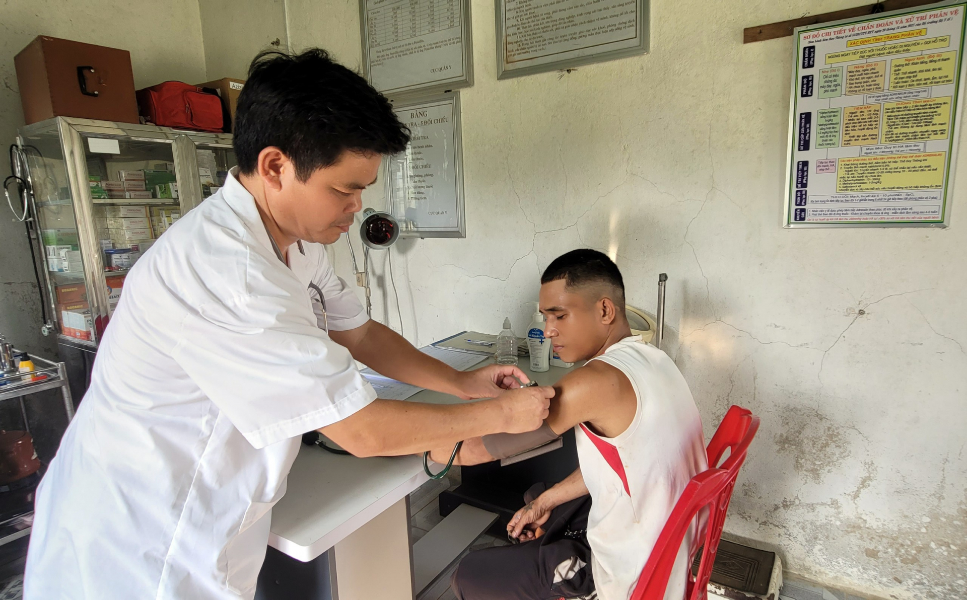 Trung tá Cao Thanh Luận khám bệnh cho đồng bào Bru-Vân Kiều.