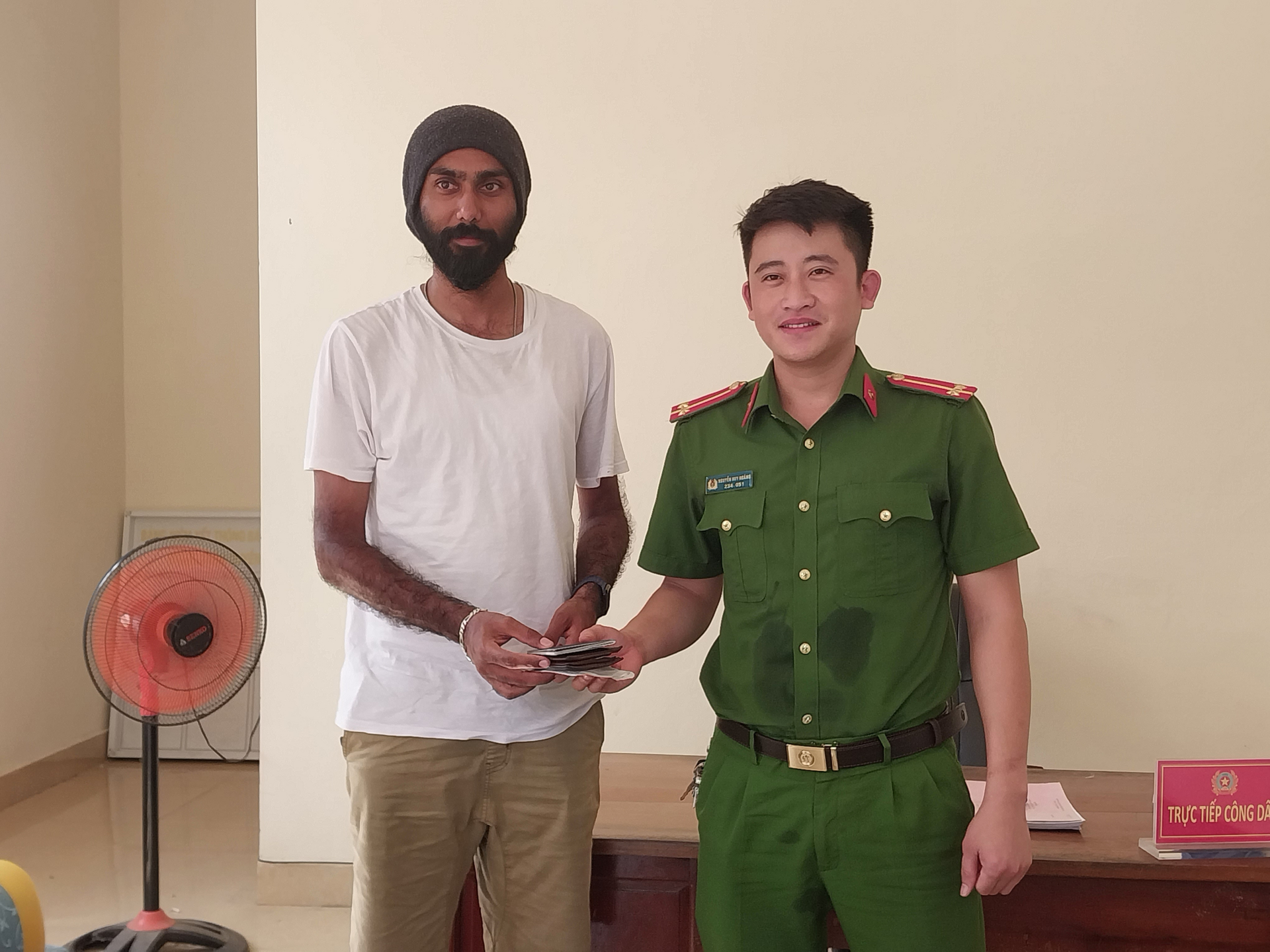 Công an huyện Minh Hóa bàn giao tài sản cho du khách.