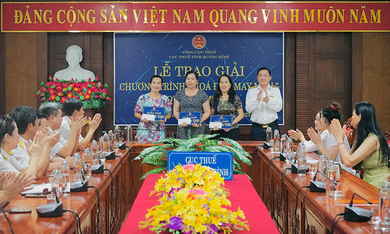 Lãnh đạo Cục Thuế tỉnh trao giải cho các cá nhân, hộ kinh doanh may mắn trúng thưởng.