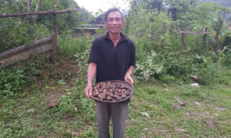 Ông Cao Ngọc Đoàn và hơn 50 con ốc lèn vừa bắt được.