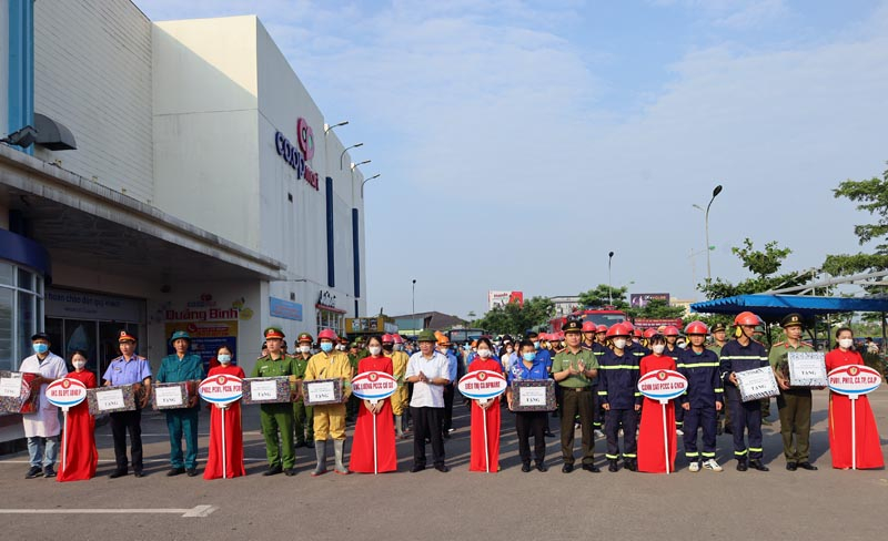 Đồng chí Đoàn Ngọc Lâm, Ủy viên Ban Thường vụ Tỉnh ủy, Phó Chủ tịch Thường trực UBND tỉnh tặng quà cho các lực lượng tham gia buổi diễn tập.
