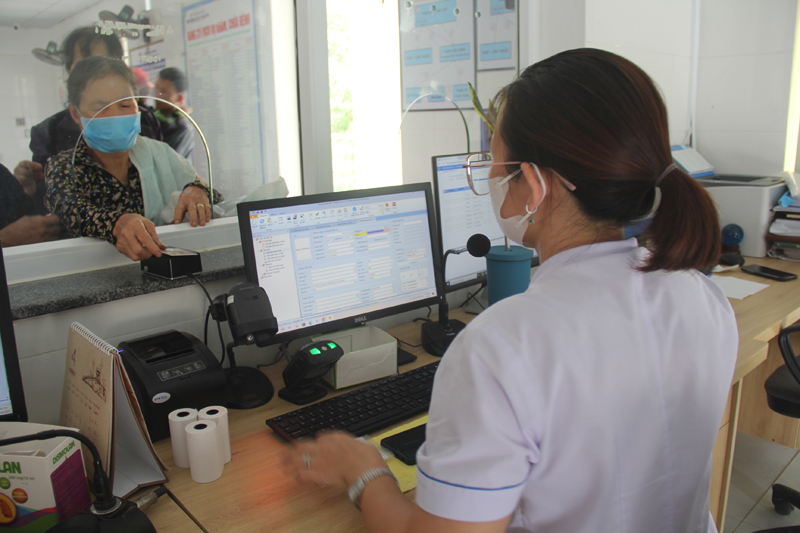 Người dân sử dụng CCCD gắn chíp để khám chữa bệnh tại Bệnh viện đa khoa TP. Đồng Hới.