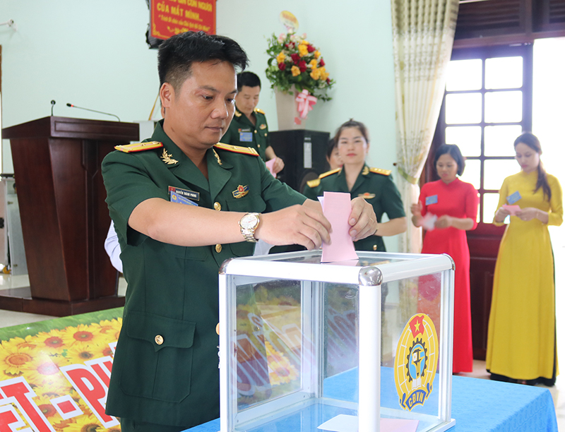 Đại biểu bỏ phiếu bầu Ban Chấp hành CĐCS Đoàn KT-QP 79 nhiệm kỳ 2023-2028.
