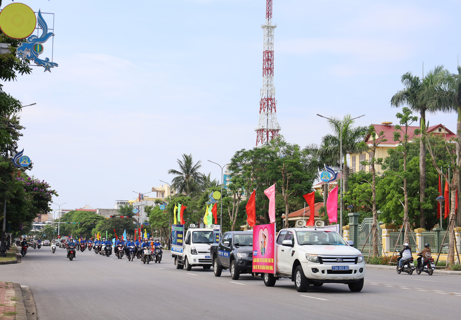 Đông đảo đoàn viên, thanh niên đã tham gia diễu hành cổ động hưởng ứng Tháng hành động vì trẻ em năm 2023.