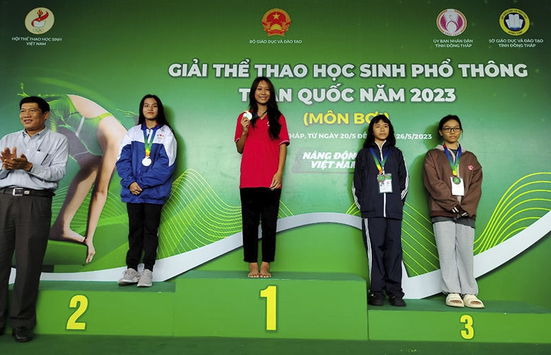 VĐV Mai Thị Trâm nhận HCV tại giải.