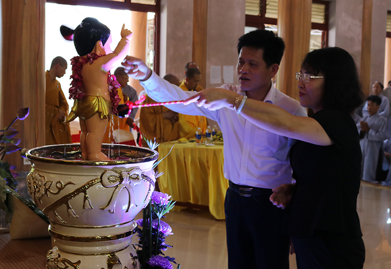 Các đại biểu thực hiện nghi lễ tắm Phật.