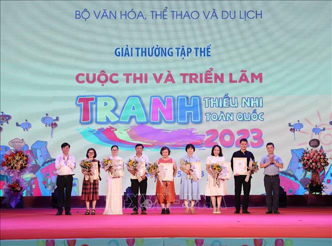 Trao giải tập thể Cuộc thi và Triển lãm tranh thiếu nhi toàn quốc năm 2023. Ảnh: Thanh Tùng/TTXVN