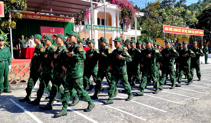 Chiến sĩ mới duyệt đội ngũ tại lễ tuyên thệ.    