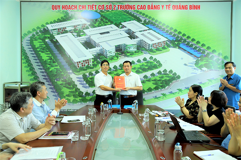 Đại diện Sở Y tế nhận hồ sơ chuyển giao từ Sở KH-CN.