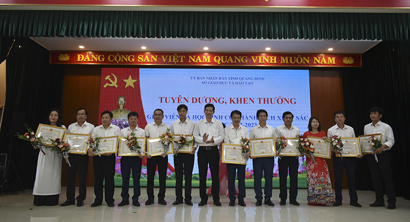 Đồng chí Phó Chủ tịch UBND tỉnh Hồ An Phong trao danh hiệu Chiến sĩ thi đua cấp tỉnh cho các cá nhân có thành tích xuất sắc.