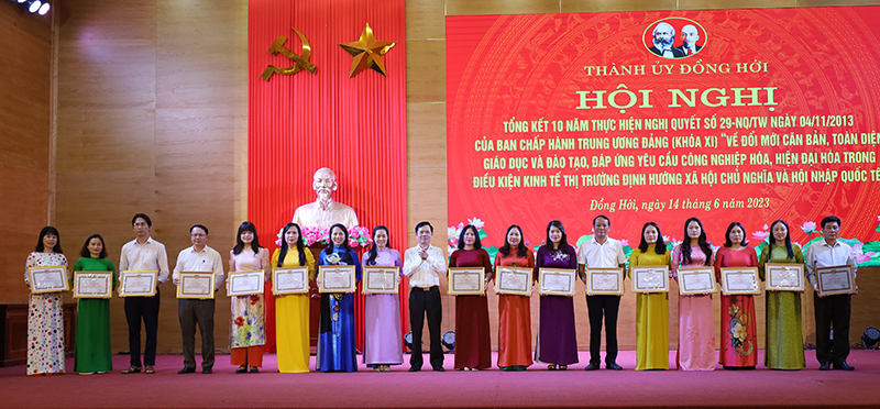 Đại diện Thường trực Thành ủy Đồng Hới trao giấy khen tặng các cá nhân có thành tích tiêu biểu trong 10 năm thực hiện Nghị quyết số 29-NQ/TW.