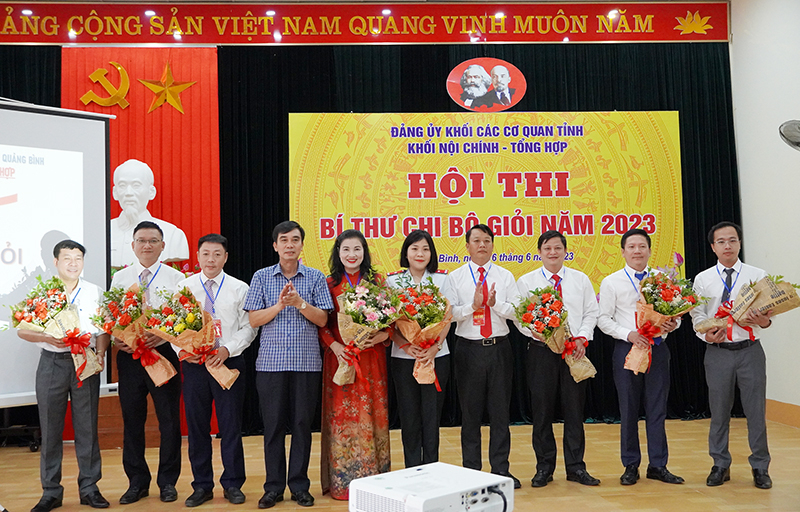 Ban Tổ chức hội thi tặng hoa cho các thí sinh.