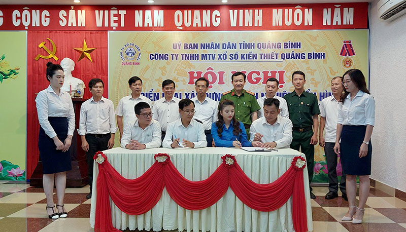 Ký cam kết xây dựng  