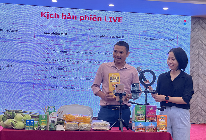 Anh Phan Trung Thông, Giám đốc HTX sinh thái sông Son giới thiệu các sản phẩm chủ lực của HTX qua livestream.