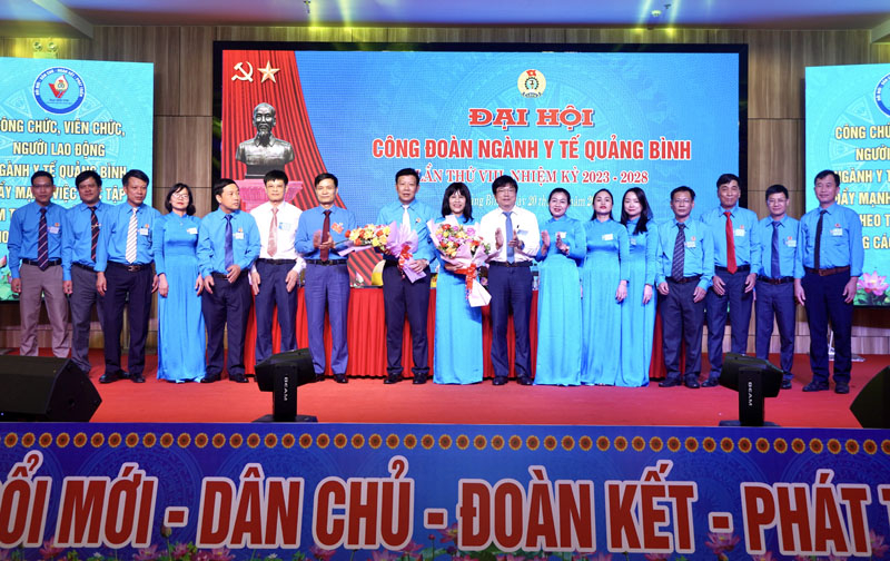 Đại diện lãnh đạo Sở Y tế tặng hoa chúc mừng Ban Chấp hành Công đoàn ngành Y tế tỉnh khóa VIII, nhiệm kỳ 2023-2028.