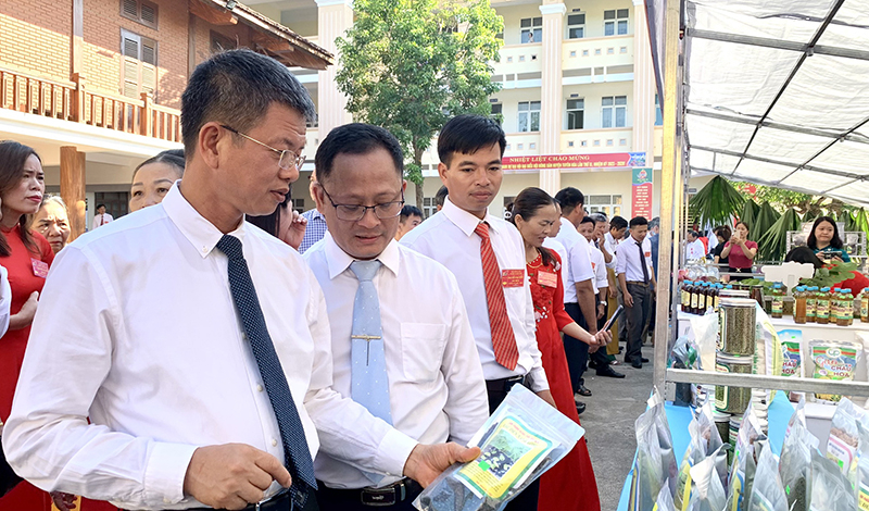 Chủ tịch Hội Nông dân tỉnh Trần Tiến Sỹ tham quan gian hàng trưng bày các sản phẩm nông nghiệp tiêu biểu của nông dân huyện Tuyên Hóa.