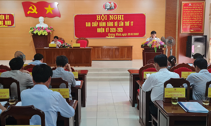 Đồng chí Phó Bí thư Thường trực Huyện uỷ Quảng Ninh Nguyễn Ngọc Thụ phát biểu kết luận hội nghị.