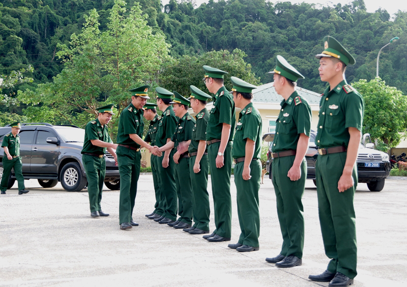 Đồng chí đại tá Lê Văn Tiến, Bí thư Đảng ủy, Chính ủy BĐBP tỉnh kiểm tra công tác sẵn sàng chiến đấu tại Đồn Biên phòng Làng Ho.