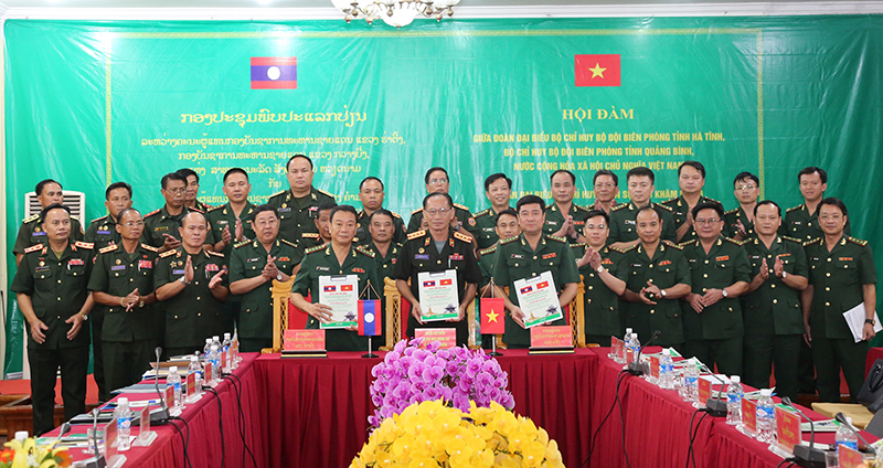 Các đơn vị ký kết, trao biên bản ghi nhớ tại buổi hội đàm.