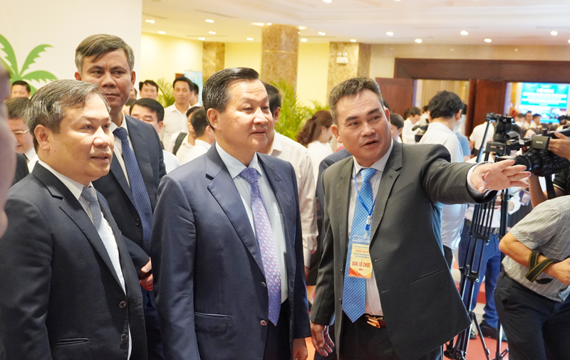 Phó Thủ tướng Chính phủ Lê Minh Khái nghe giới thiệu về tiềm năng du lịch Quảng Bình.