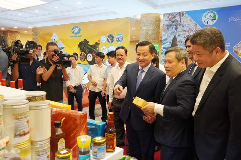 Phó Thủ tướng Chính phủ Lê Minh Khái tham quan các gian hàng trưng bày sản phẩm OCOP đặc sắc của tỉnh Quảng Bình.