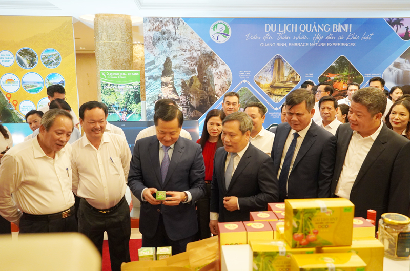 Phó Thủ tướng Chính phủ Lê Minh Khái và các đại biểu tham quan các gian hàng giới thiệu sản phẩm OCOP và du lịch của tỉnh Quảng Bình.iểu chỉ đạo tại hội nghị.