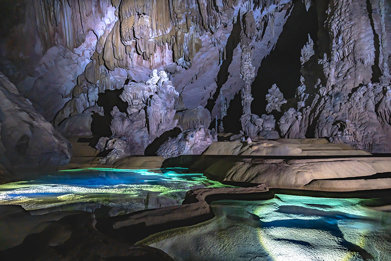 Các tour khám phá hang động luôn thu hút khách du lịch đến với VQG PN-KB.(Nguồn: Tư liệu Phong Nha-Kẻ Bàng)