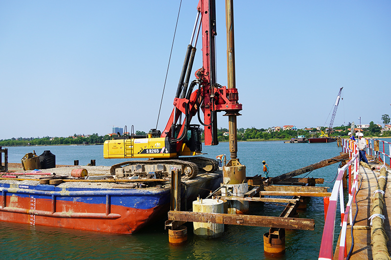 Nhà thầu Công ty CP Tập đoàn Đạt Phương đang thi công cộc khoan nhồi trụ T5.
