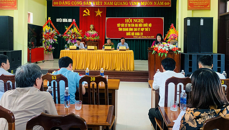 Toàn cảnh buổi tiếp xúc cử tri huyện Quảng Ninh.