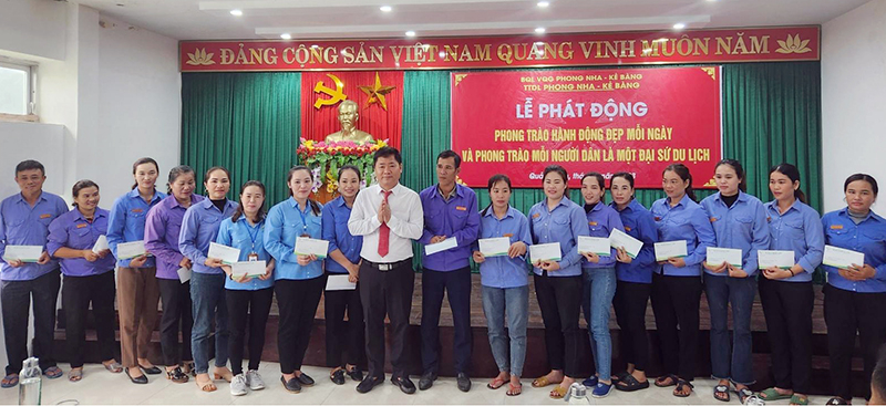 Đại diện lãnh đạo Trung tâm Du lịch PN-KB khen thưởng, động viên nhân viên, người lao động vì đã có những hành động đẹp đối với du khách. Ảnh: Trung tâm Du lịch PN-KB.
