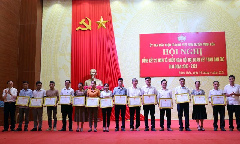 Các tập thể, cá nhân được khen thưởng tại hội nghị.