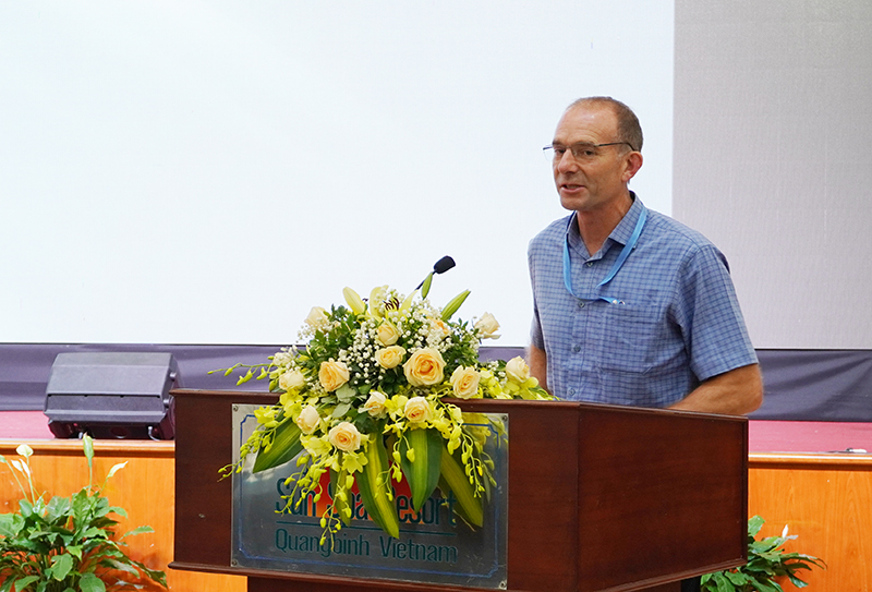 Ông Martin Holroyd, Chuyên gia an toàn hang động và quản lý, đào tạo (Hiệp hội hang động Hoàng gia Anh) trình bày tham luận tại hội thảo.