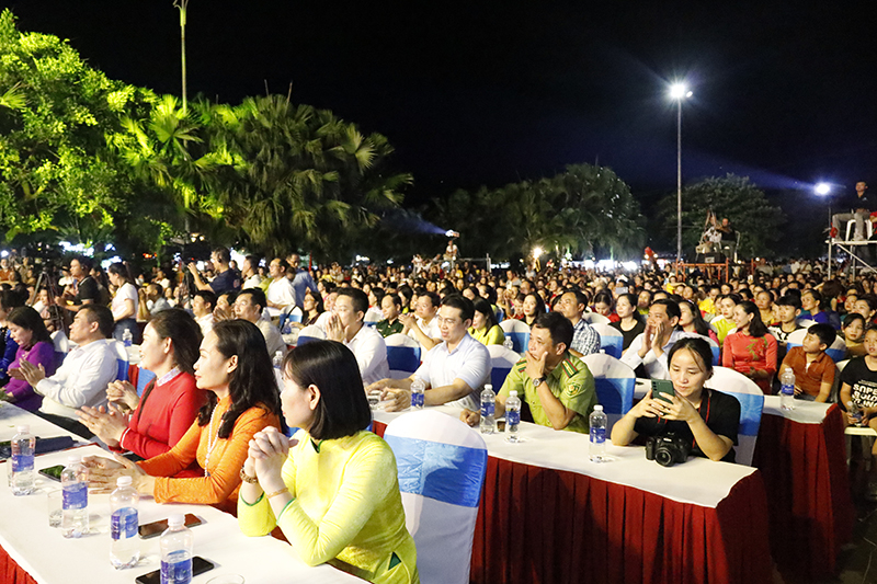 Đông đảo người dân và du khách đến xem chương trình biểu diễn nghệ thuật. 