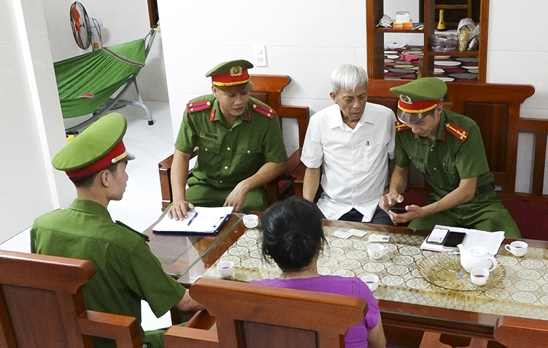 Công an phường Đồng Phú về tận nhà dân để hỗ trợ đăng ký và kích hoạt tài khoản định danh điện tử.