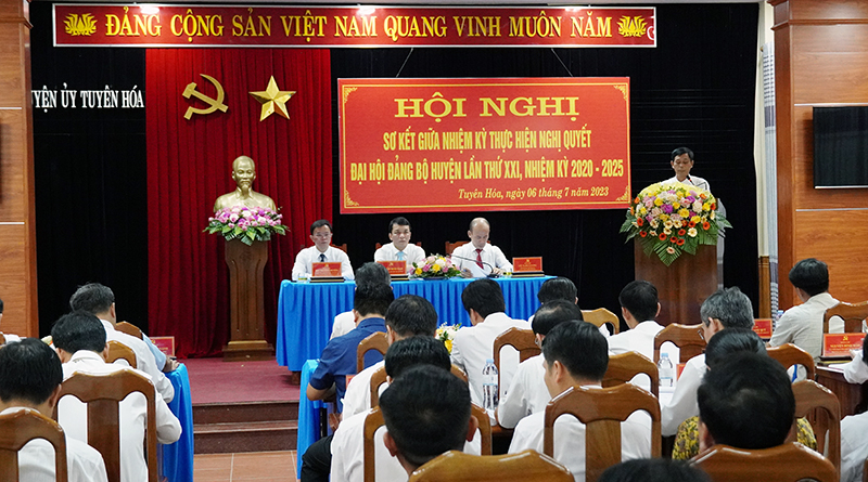 Các đại biểu tham luận tại hội nghị.