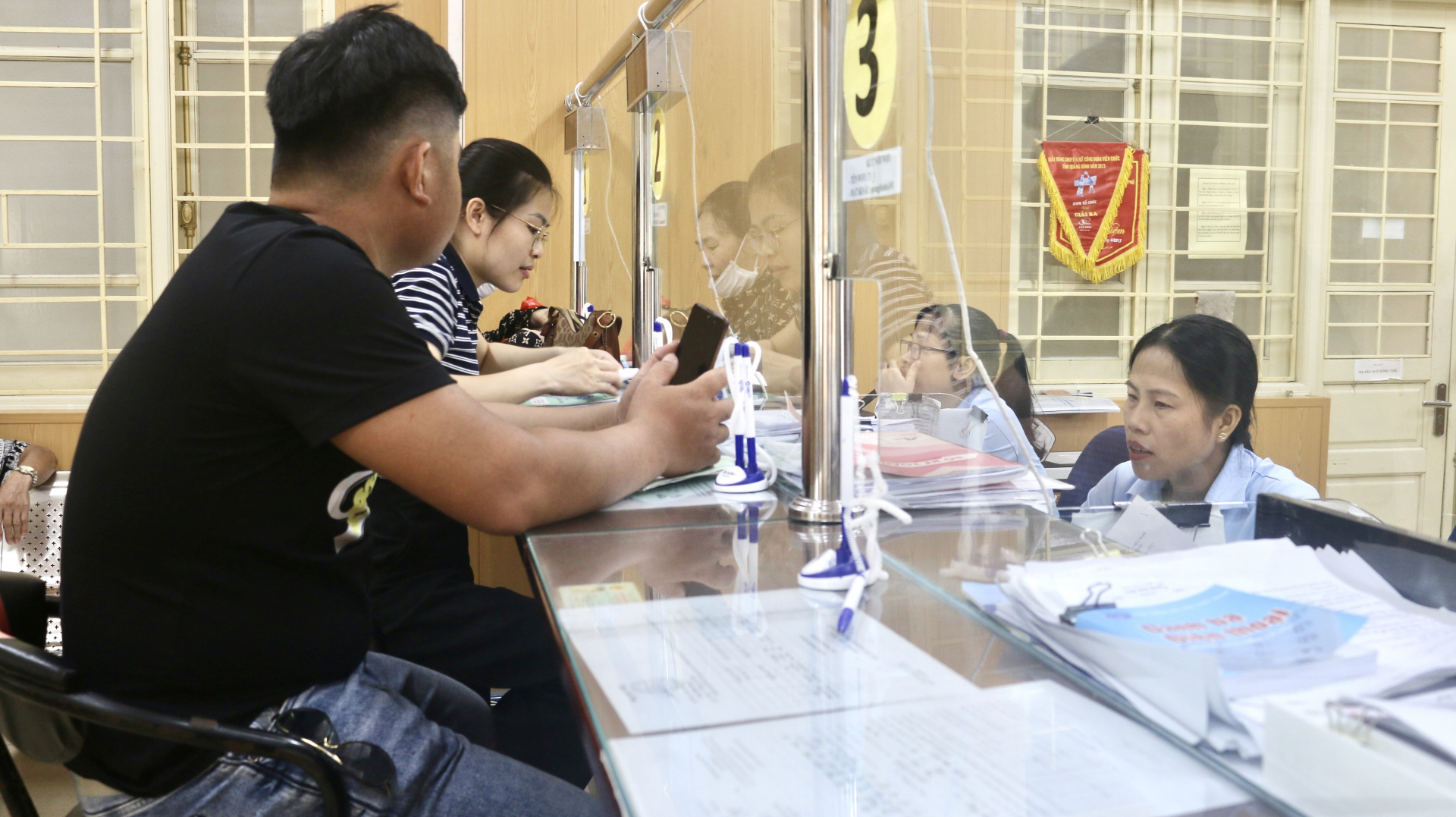 Cán bộ, đảng viên Đảng bộ BHXH tỉnh luôn đổi mới tác phong, lề lối làm việc, nêu cao tinh thần, trách nhiệm phục vụ nhân dân.
