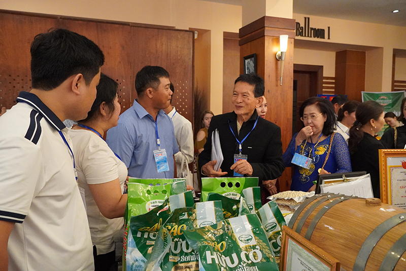 Đại biểu tham quan khu trưng bày giới thiệu sản phẩm.