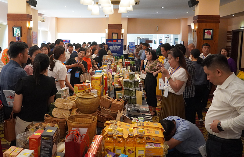 Đại biểu tham quan khu trưng bày, giới thiệu sản phẩm.