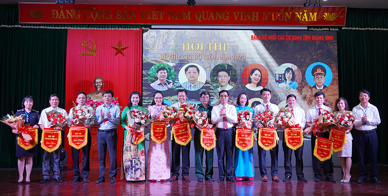 Ban Tổ chức hội thi tặng hoa cho các thí sinh.