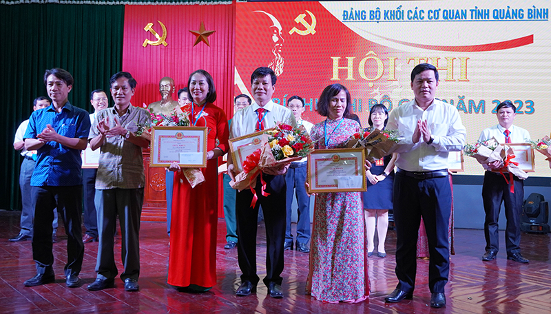Ban Tổ chức hội thi trao thưởng cho các thí sinh đoạt giải ba.