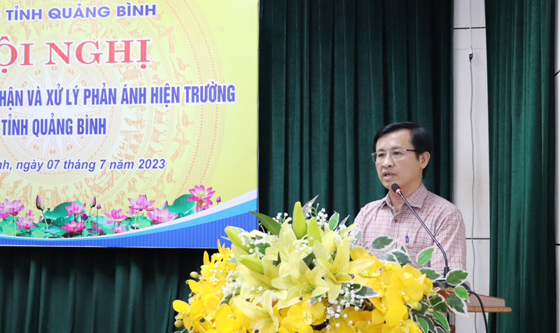 Đồng chí Giám đốc Sở TT-TT Hoàng Hữu Thái báo cáo công tác triển khai Hệ thống phần mềm tiếp nhận và xử lý phản ánh hiện trường Quảng Bình. 