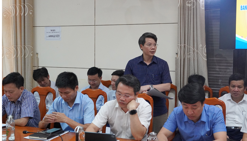 Đại diện TP. Đồng Hới trao đổi về việc triển khai thí điểm Hệ thống phần mềm dùng chung tiếp nhận và xử lý phản ánh hiện trường của tỉnh trên địa bàn TP. Đồng Hới.