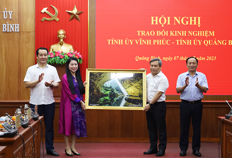Đồng chí Bí thư Tỉnh ủy Vũ Đại Thắng và đồng chí Phó Bí thư Thường trực Tỉnh ủy Trần Hải Châu tặng quà lưu niệm cho đoàn công tác Tỉnh ủy Vĩnh Phúc.