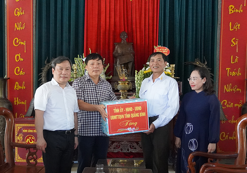 Đồng chí Bí thư Tỉnh ủy Vũ Đại Thắng cùng đoàn công tác tặng quà cho cán bộ Ban quản lý Nghĩa trang liệt sỹ Quốc gia Đường 9.