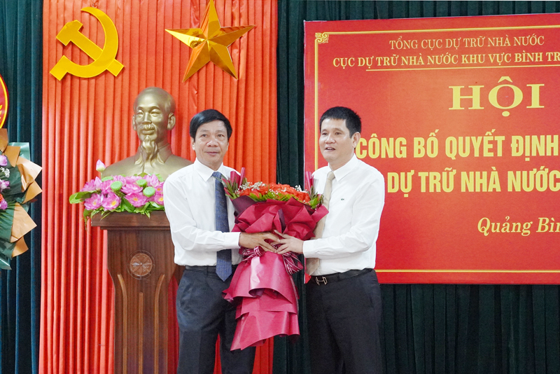 Đồng chí Phó Chủ tịch Thường trực HĐND tỉnh Nguyễn Công Huấn tặng hoa chúc mừng đồng chí Lê Quang Thành được bổ nhiệm giữ chức vụ Cục trưởng Cục DTNN khu vực Bình Trị Thiên.