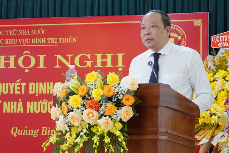 Đồng chí Vũ Xuân Bách, Quyền Tổng Cục trưởng Tổng Cục DTNN trao Quyết định bổ nhiệm Cục trưởng Cục DTNN khu vực Bình Trị Thiên cho đồng chí Lê Quang Thành.