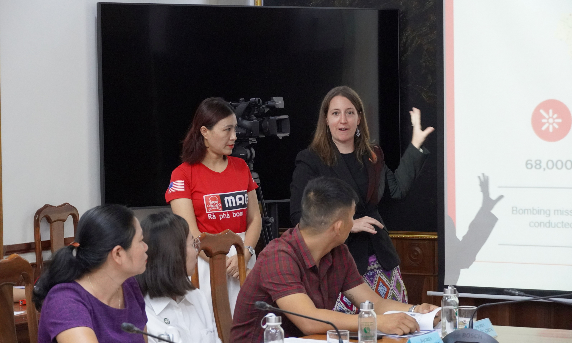 Đại diện tổ chức MAG (Mines Advisory Group) trao đổi về hoạt động rà phá bom mìn, vật liệu nổ.