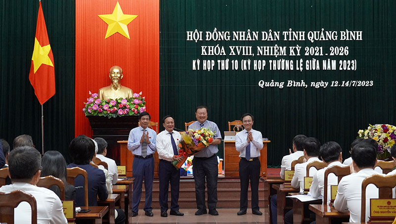 Ông Mizugishi Fumio, Chủ tịch Hội đồng Nghị sĩ tỉnh Yamanashi, Nhật Bản tặng hoa và chúc mừng kỳ họp thành công tốt đẹp!